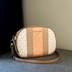 Michael Kors Jet Set Charm Camera Bag